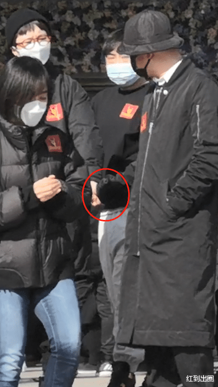 赵英俊|疑赵英俊遗书中“我爱的人”现身追悼会，送别众好友颇有家属风范