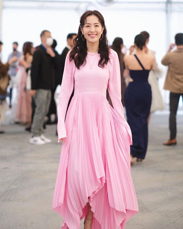 唐诗咏|TVB“视后”唐诗咏，穿金色礼服熠熠生辉，交三个男友皆分手