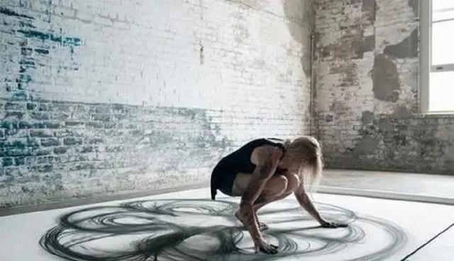 男子花两亿将“人骨”纹满纹身,走红后,却离开了人世