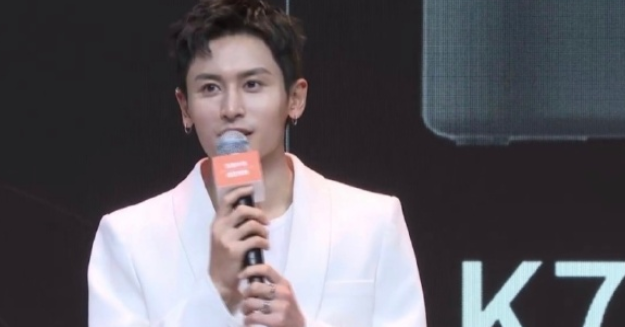 生图|张哲瀚直播生图,这个状态真的对吗?和精修相差十万八千里