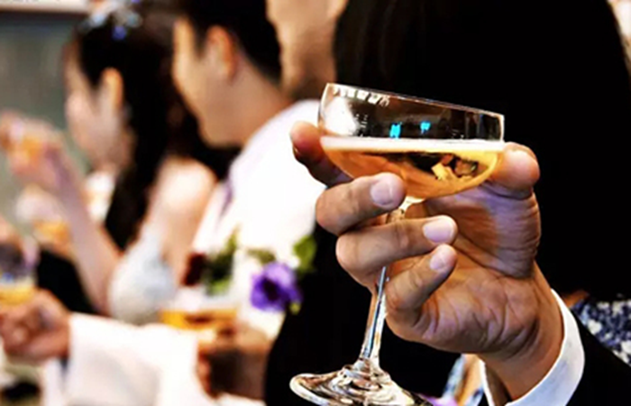 |职场规则:同事结婚我都随礼,我新婚发100份请柬,只来了7个人