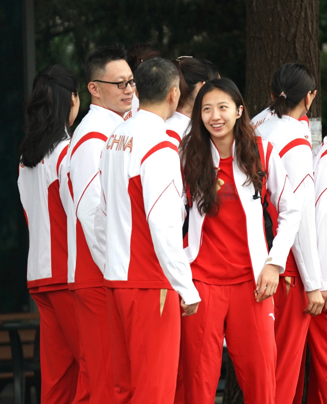 时尚风行派|整装待发！中国女排穿国货出征，郎平站C位比明星有排面，好年轻