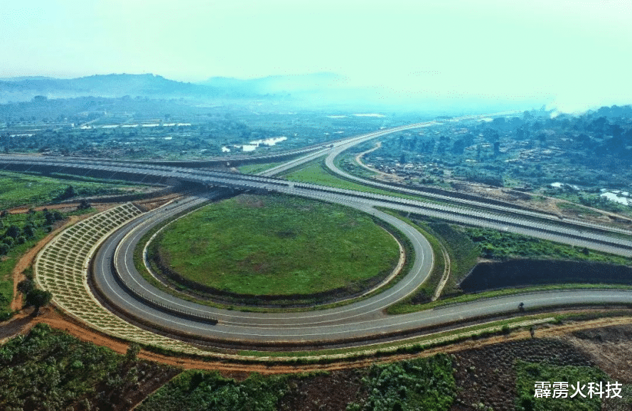 美国历史|中国帮乌干达修通高速，再次创下多项记录，非洲老铁竖起了大拇指