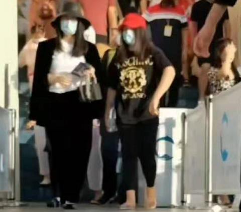 王诗龄|11岁王诗龄又胖了！穿紧身衣裤勒出粗腿肚腩，比妈妈李湘还壮实