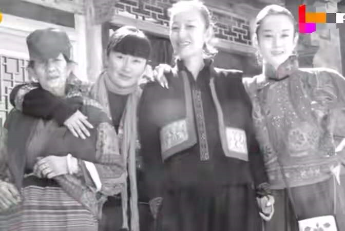 杨丽萍|杨丽萍三姐妹回家探亲，气场强大如复制粘贴，火车站不戴口罩遭批