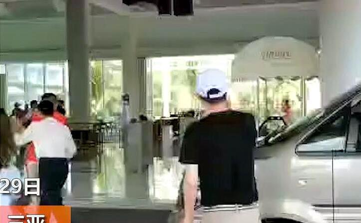 说说热点故事烩 无法无天！三亚一男子在酒店持刀伤人致1死4伤，嫌犯被当场抓获