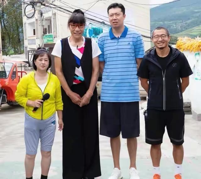 城市的时代 前女篮郑海霞，曾声名大噪，今54岁无儿女，双腿变形不见老公身影