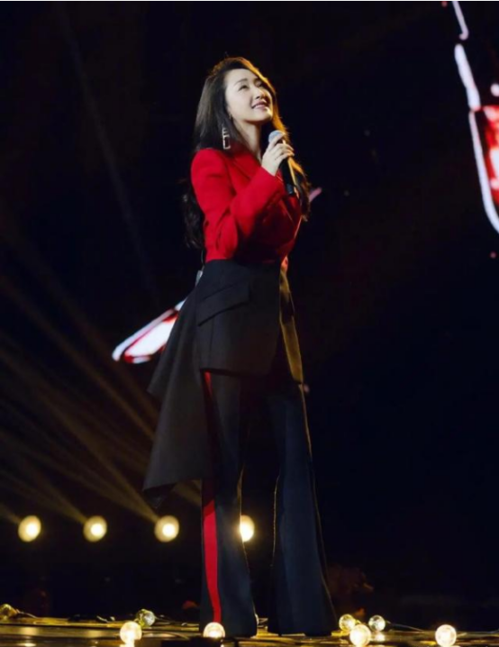 杨钰莹|“不老女神”杨钰莹如今到底长什么样子，网友：确定只有49岁？