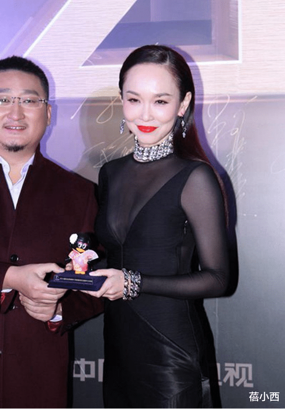 吴昕|范文芳走红毯这么“风骚”,穿黑色薄纱裙配红唇,换个风格变化大
