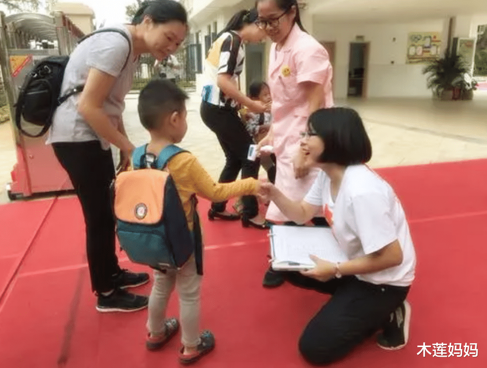 木莲妈妈|男孩吃饭偶遇班主任，瞬间弯腰低头躲避，网友：像极了当年的自己