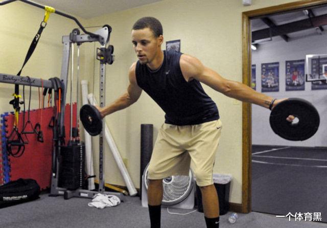 斯蒂芬·库里|同样是放假,利拉德与库里早已开始训练!再看看詹姆斯,还没玩够