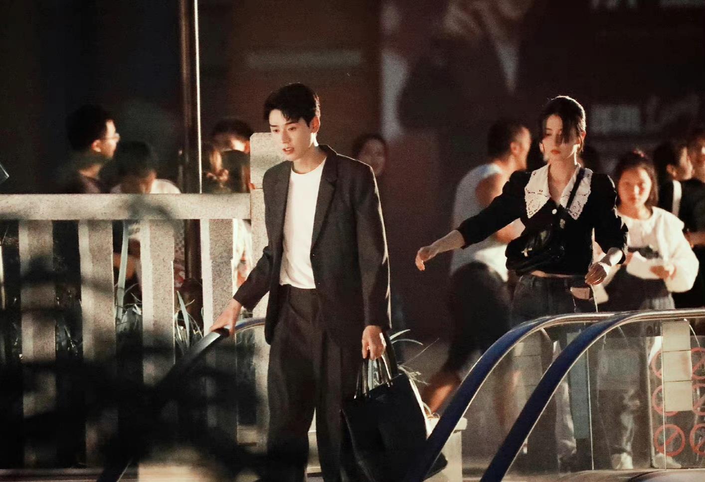 阿信|龚俊《沉睡花园》路透，西装大长腿走路带风，粉丝尖叫连连