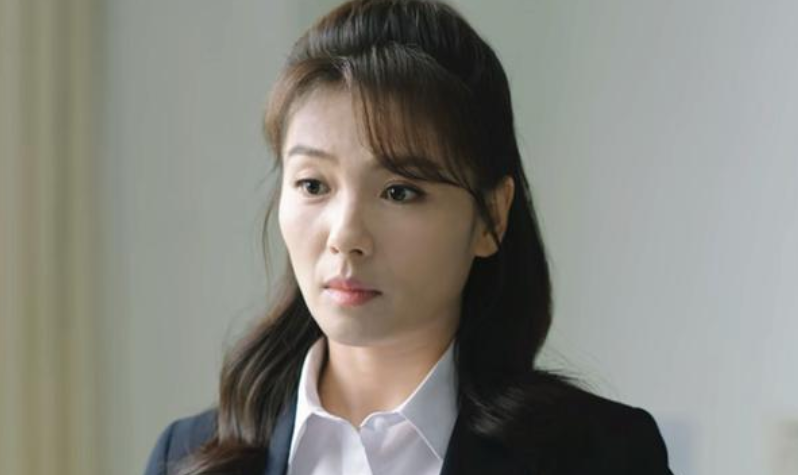 章子怡|43岁演少女法令纹明显，为何刘涛能获好评，章子怡却被质疑装嫩