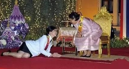 范冰冰|明星与她合影都得跪下，李连杰也不例外，为何范冰冰敢不跪