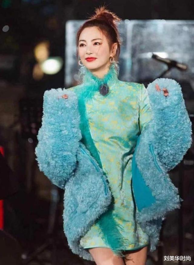 刘美华时尚|杨幂的身材真不错，和张雨绮同穿旗袍，气场颜值都不输