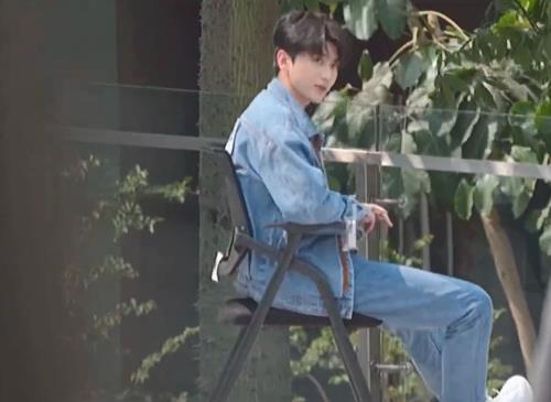 吉克隽逸|跑男9首期生图曝光，蔡徐坤跟吉克隽逸肤色差明显，baby耀眼