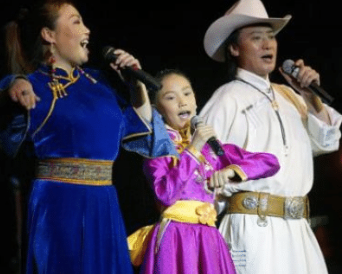 吉祥三宝|爆红春晚的《吉祥三宝》：爸爸逝世，妈妈隐退，女儿如今模样大变