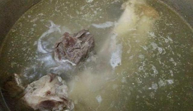 高耸法师|面馆这样是熬制骨头汤的！