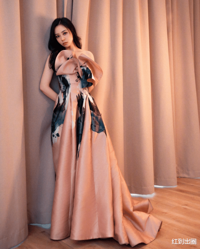 张靓颖|37岁张靓颖到成都商演，冬天穿抹胸裙白皙皮肤，离婚后身材更突出