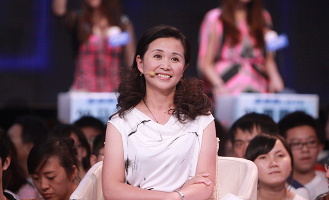 |走进黄菡在生活中的家，餐桌上还包着塑料膜，这生活过得好节俭