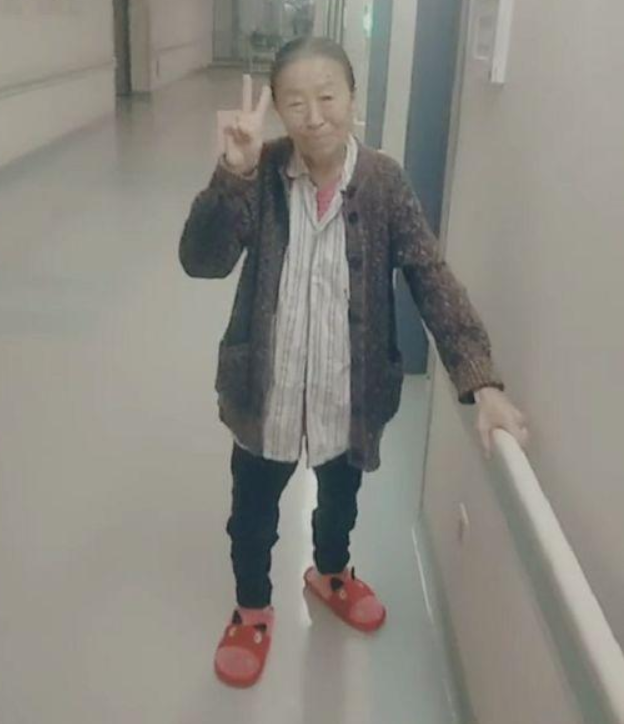 张少华|张少华去世！住40平旧房子，拼命为子孙捞金，晚年却遭儿子弃养