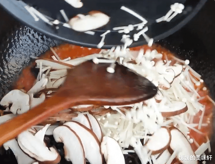 西红柿|夏天要多做这道汤给家人喝，孩子补钙睡眠好，女性美容护肤抗衰老