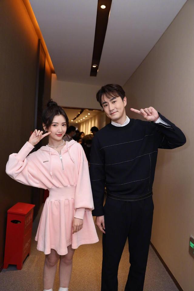 王玉雯|甜！杨玏开车去机场接女友王玉雯，搬完行李箱同返爱巢已同居试婚