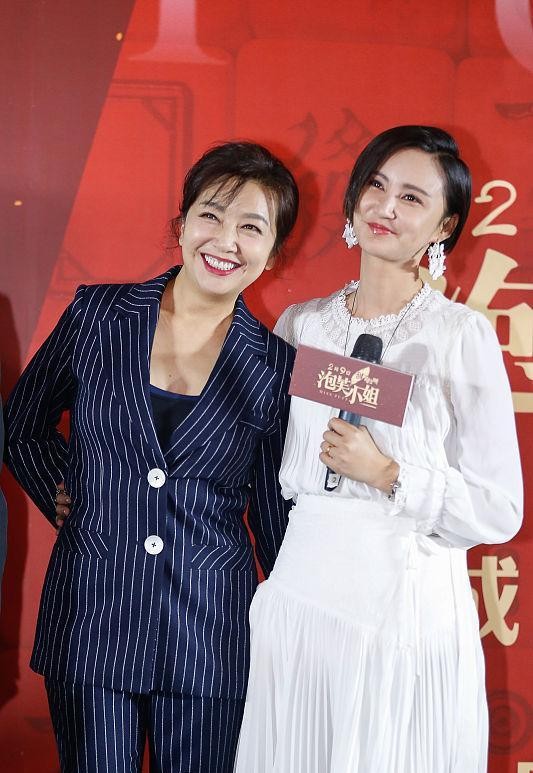 白小白的衣橱|袁弘真黏着张歆艺,身子歪的感觉快站不住了,张歆艺却挺稳重的