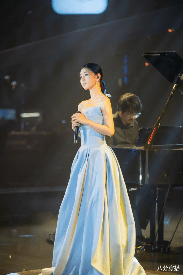 八分穿搭|李小萌“妈妈辈”里最显年轻，天蓝色抹胸礼服清冷优雅，高级洋气