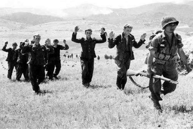 英军|此国主动投降被拒绝，愤怒下花2小时将对方打服，接着再投降