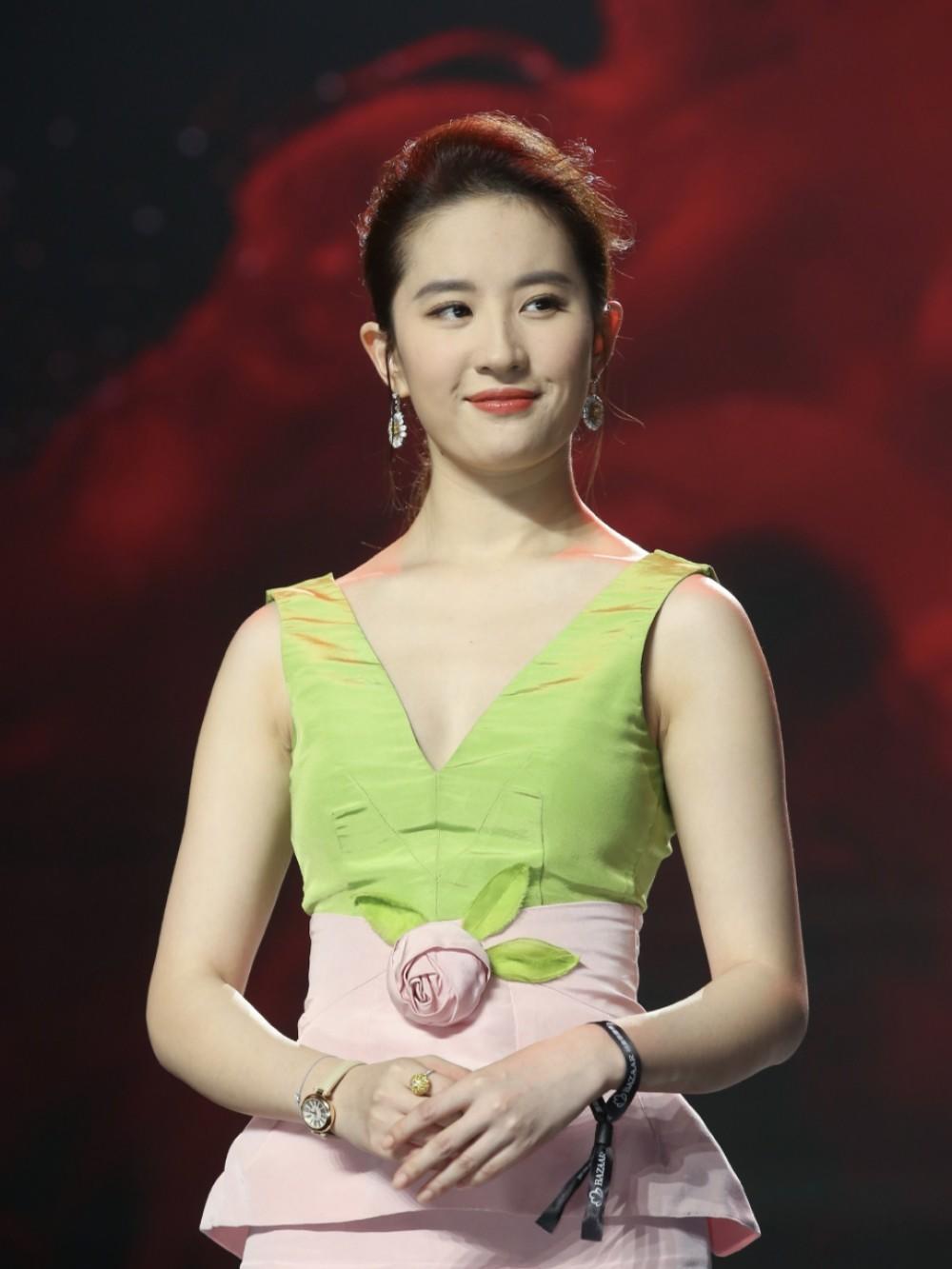 何有强|刘亦菲不愧是盛世美颜，红绿拼色礼服温婉高级，就她能穿出这效果