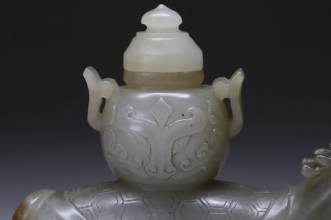 和田玉籽料|舊藏和田玉籽料“龙龟驮瓶”