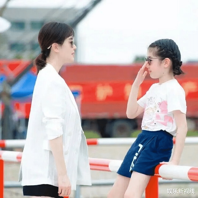 左小青|44岁左小青官宣离婚，10年婚姻路走到尽头，登《姐姐》舞台再次乘风破浪