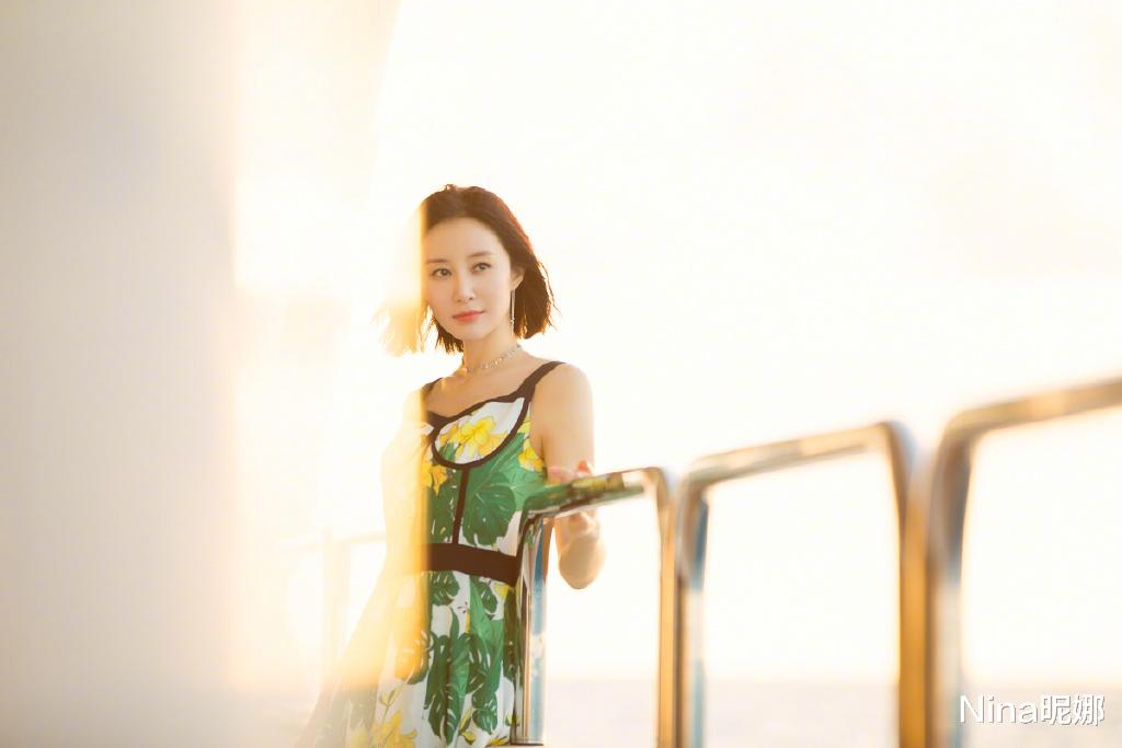 Nina昵娜|舒畅出游海南，穿背带束腰爱心裙身材出众，出道29年还是少女样