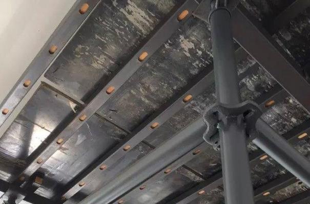 装修时发现顶板呈V字形，高低差4公分，不能大意，要知道怎么处理