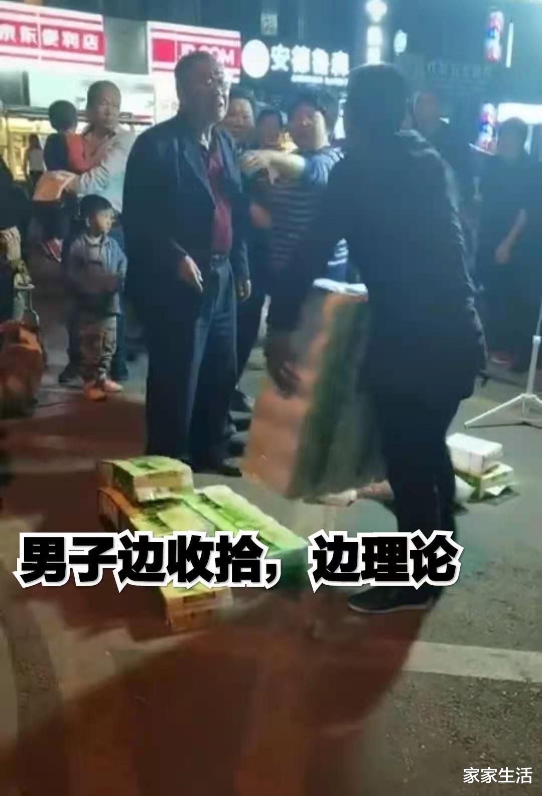 家家生活 四川资阳：男子摆地摊卖纸巾，被说”挡路“：一家人都在骂他