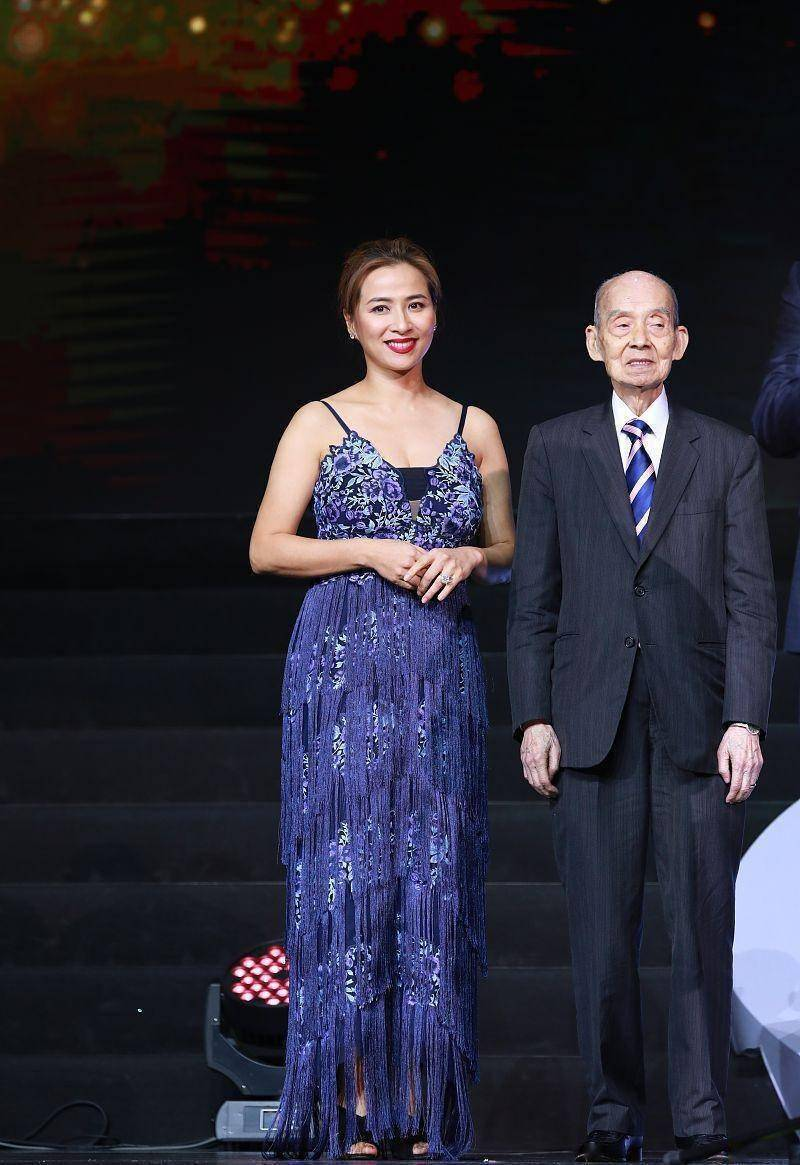 何有强|麦家琪保养得太好了吧,一袭蓝色流苏吊带裙浪漫温柔,成熟优雅