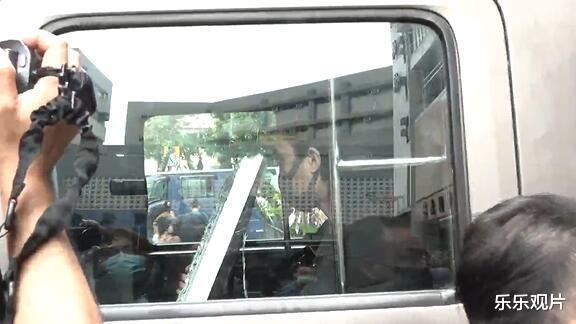 吴孟达|吴孟达儿子抱着遗像送别父亲，陪伴红色棺木走完最后一程