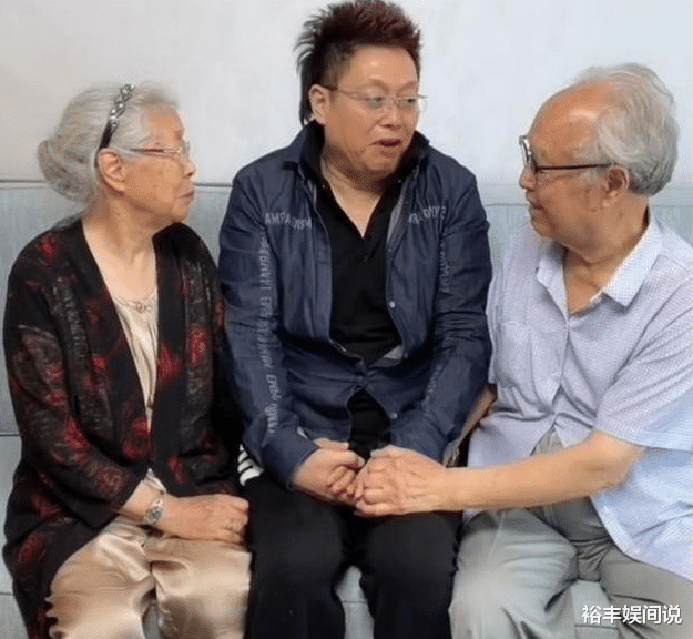 |王为念第一次带父亲看电影，特地购三张票：我想带我妈一起看