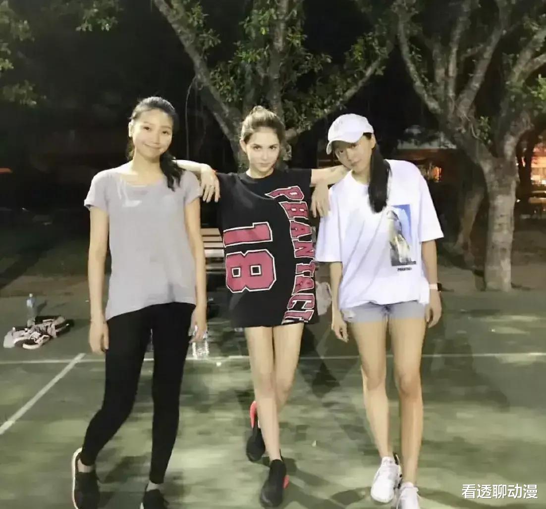 昆凌|李靓蕾和昆凌都嫁给了歌坛天王级别的人， 一个哥大毕业，一个职高毕业！