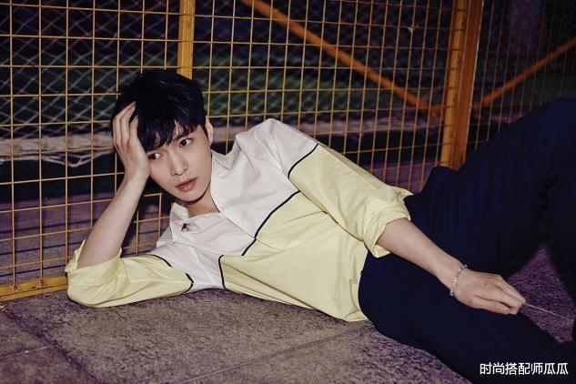 时尚搭配师瓜瓜|?张艺兴银发造型挺帅的，穿卫衣配短裤走机场，却暴露了五五分身材