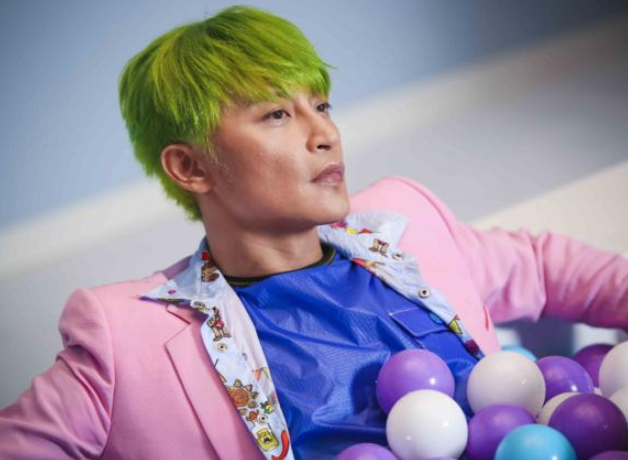 郝劭文|同样是直播卖名贵水果，把郝劭文和陈志朋放在一起，差距就出来了