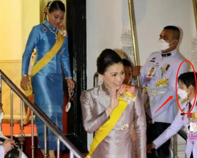 诗妮娜|功高盖主！20岁新宠提拉蓬站海报C位，泰王度假她成为唯一女主角