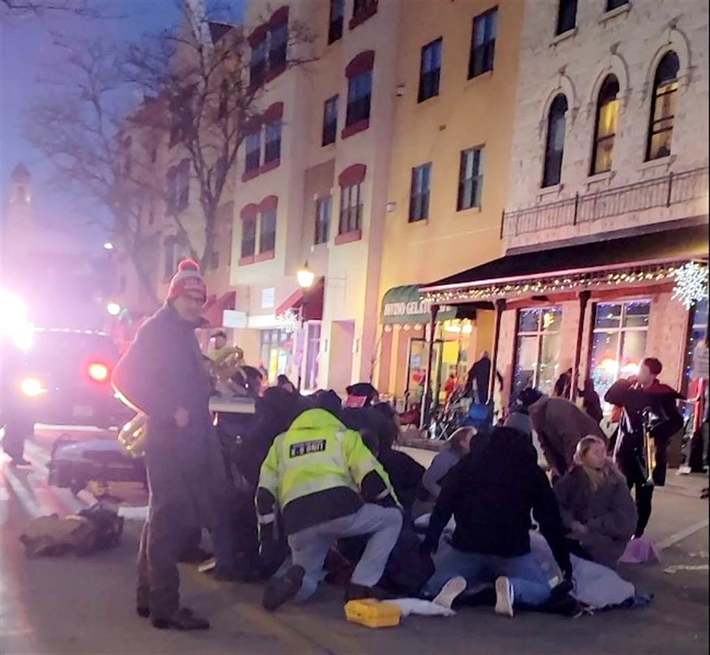 圣诞节|像拍电影！80蒙面大盗抢劫商场，圣诞节巡游遭SUV飙车撞，5死40伤