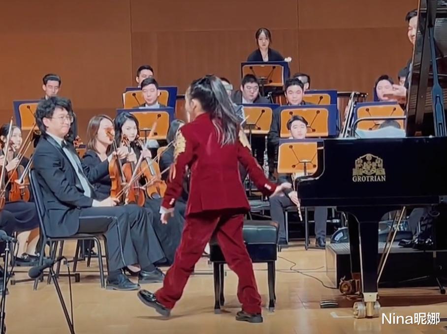 西装 9岁甜馨真出息！穿西装扎高马尾迈八字步参加演出，真给爸妈长脸