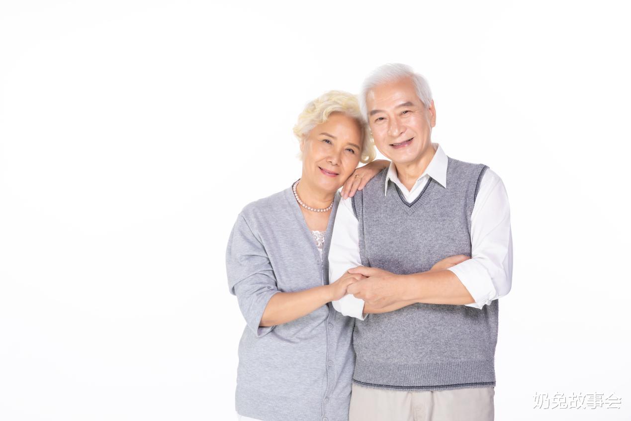 60岁大妈被65岁大爷表白,大妈:给我五十万彩礼,不然免谈