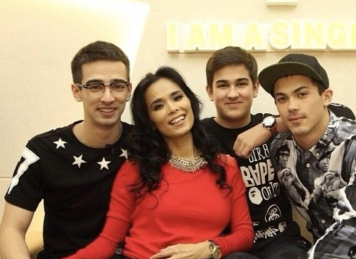 民族风|韦唯带俩混血儿子拜年，穿民族风长褂身形消瘦，久未露面苍老不少