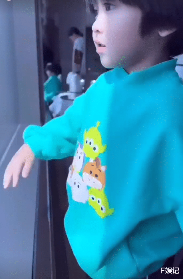 郑嘉颖|郑嘉颖一家四口开心过圣诞 夫妻俩在儿子们面前甜蜜嘴对嘴亲吻