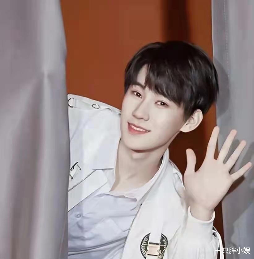 邓超|张真源粉丝不幸去世,粉丝哥哥代替弟弟为张真源开站子应援