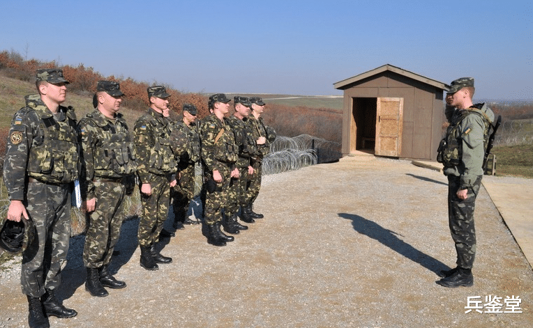 討好美國教官？烏克蘭女兵穿高跟鞋踢正步，背後沒有這麼簡單-圖5